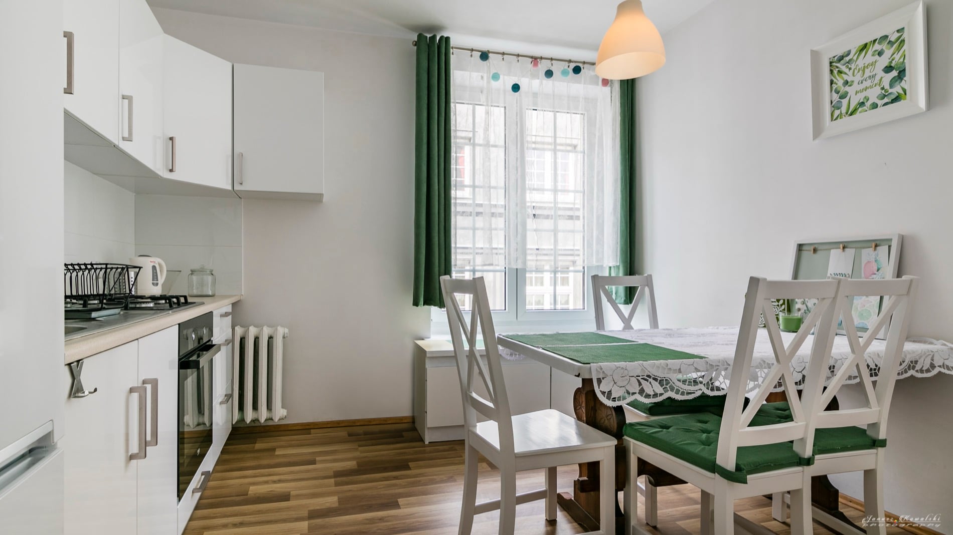 The sunny kitchen-diner of the Long Street Residence