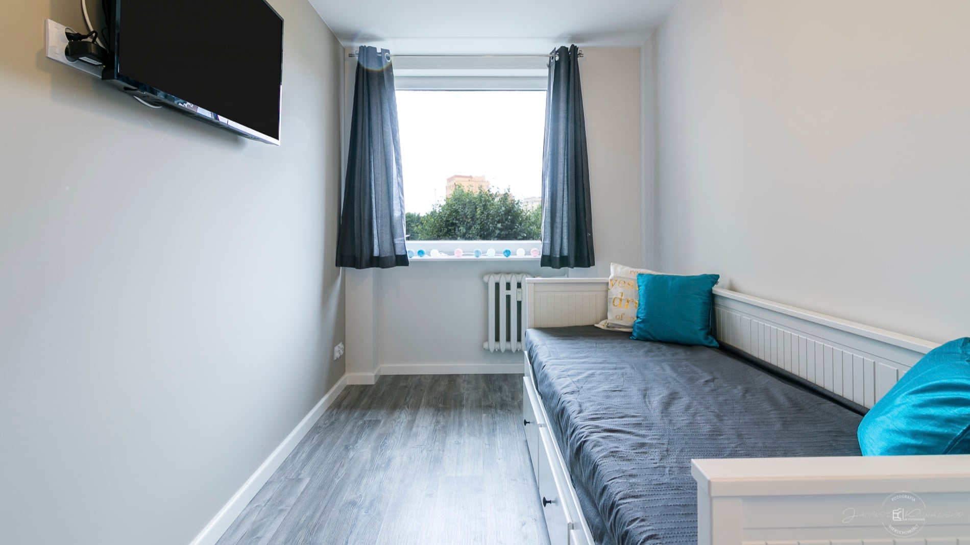 Szopy apartment in Śródmieście Gdańsk with bright white and grey interior — interior view 2